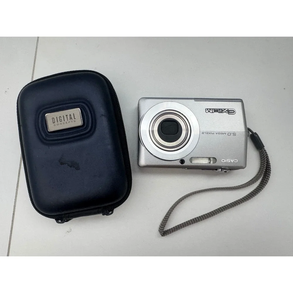 Casio Exilim EX-Z500 5.0MP Digital Camera Silver Bundle with SD Cards